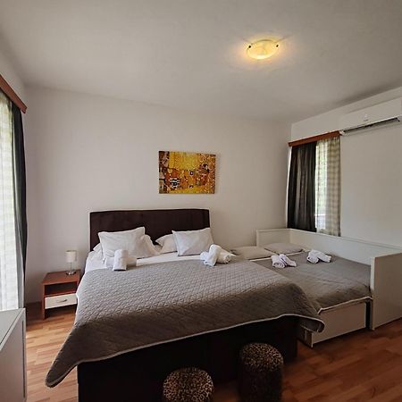 Apartments And Pansion M&R Туран Екстериор снимка