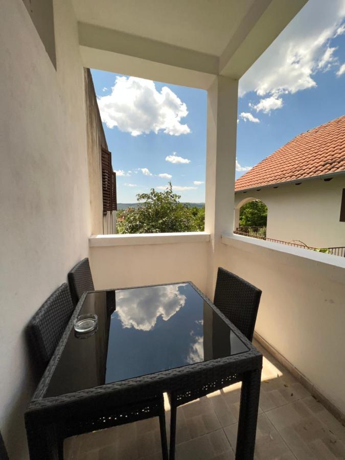 Apartments And Pansion M&R Туран Екстериор снимка
