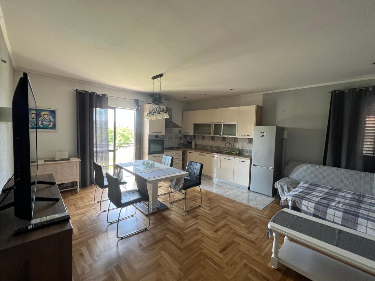 Apartments And Pansion M&R Туран Екстериор снимка