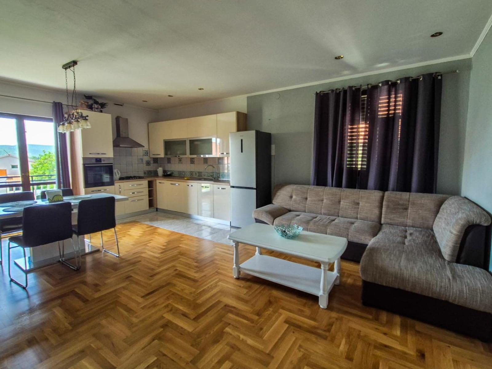 Apartments And Pansion M&R Туран Екстериор снимка
