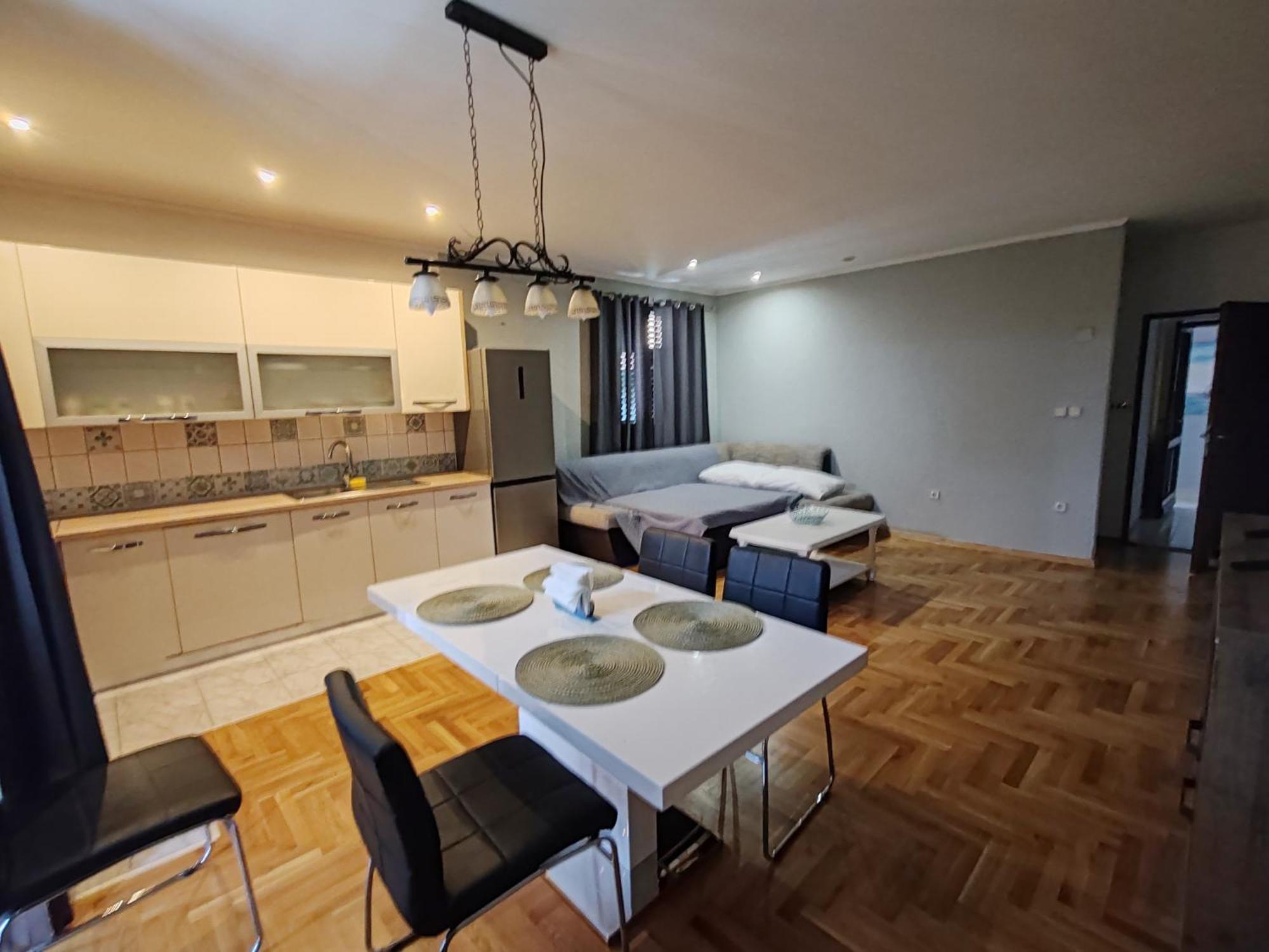 Apartments And Pansion M&R Туран Екстериор снимка