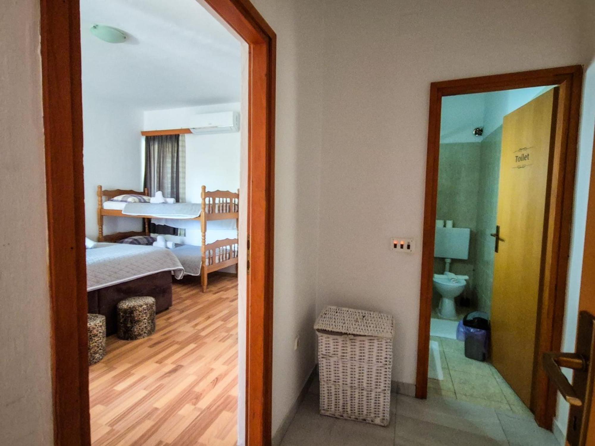 Apartments And Pansion M&R Туран Екстериор снимка