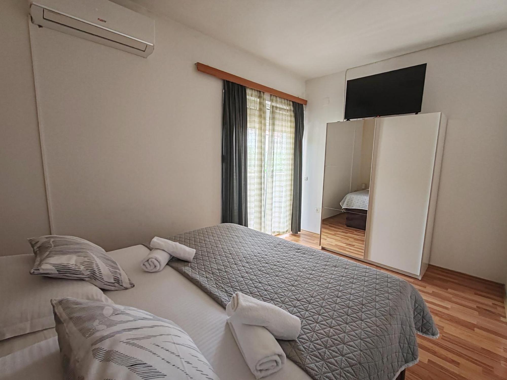 Apartments And Pansion M&R Туран Екстериор снимка