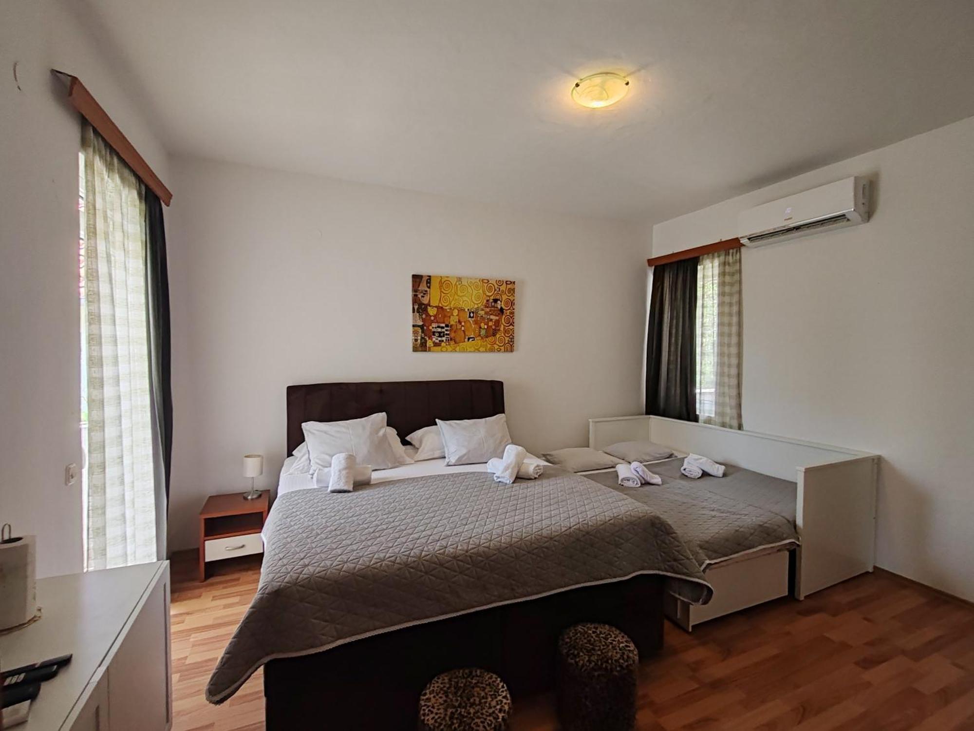 Apartments And Pansion M&R Туран Екстериор снимка
