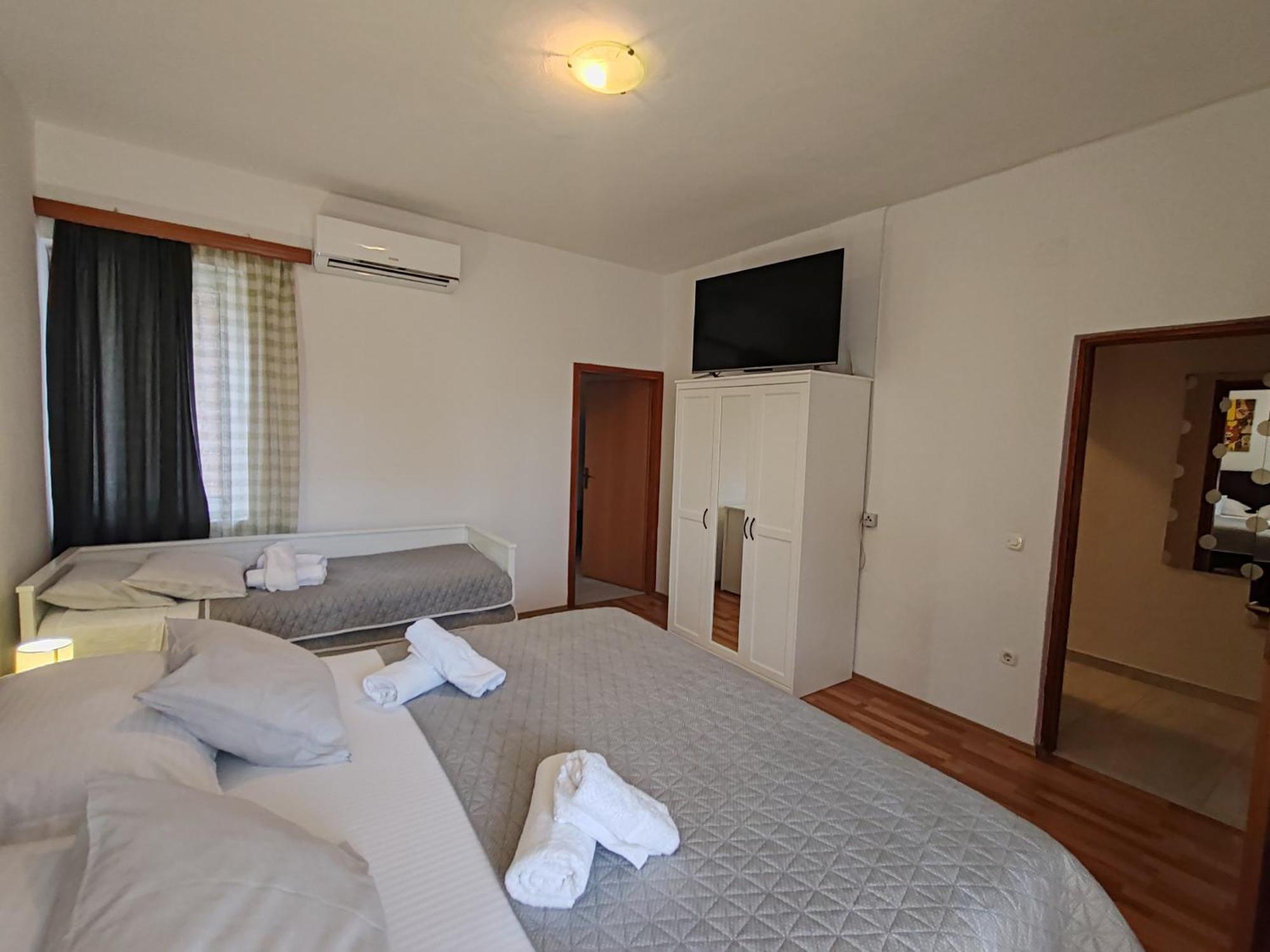 Apartments And Pansion M&R Туран Екстериор снимка