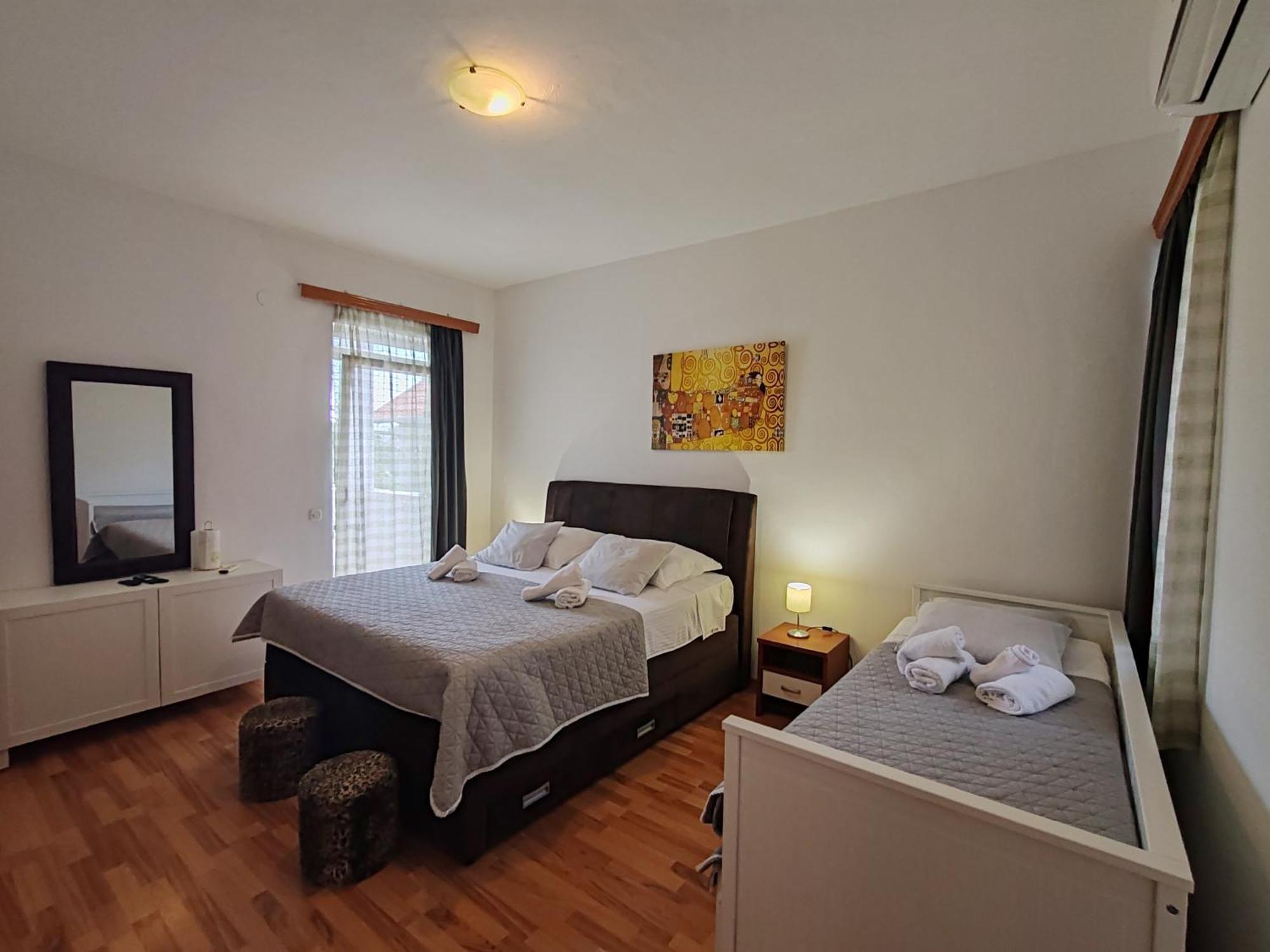 Apartments And Pansion M&R Туран Екстериор снимка